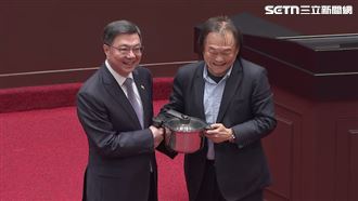 王世堅送「壓力鍋」！卓榮泰妙回這句話