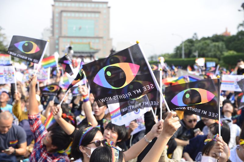 台灣允許同性婚姻將滿7週年，民團15日發布最新民調結果，顯示民眾對同性婚姻的支持度為54.3%，7年來成長12個百分點；跨國同婚的支持度為63%，7年以來成長9個百分點。（彩虹平權大平台提供）