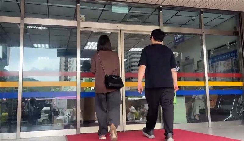 密室逃脫「邏思起子」吳姓女員工不幸離世，表姊及哥哥現身警局提告。（圖／翻攝畫面）