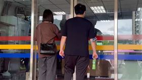 密室逃脫「邏思起子」吳姓女員工不幸離世，表姊及哥哥現身警局提告。（圖／翻攝畫面）