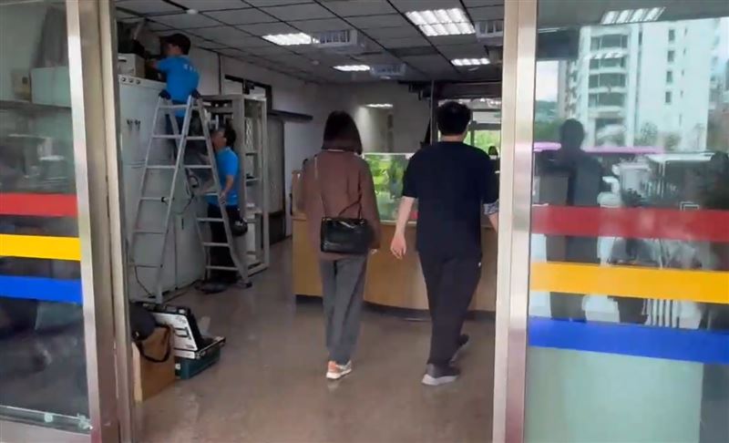 密室逃脫「邏思起子」吳姓女員工不幸離世，表姊及哥哥現身警局提告。（圖／翻攝畫面）