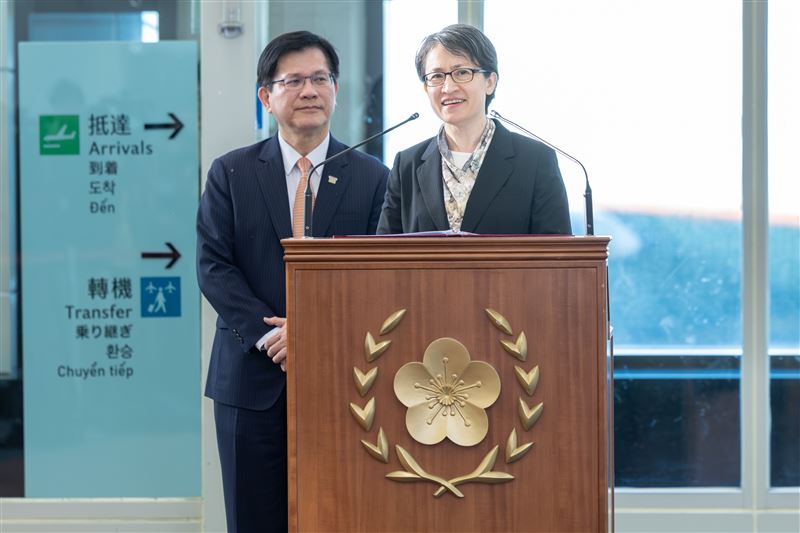 蕭美琴赴歐洲議會參加「對中政策跨國議會聯盟」（IPAC）年會，返國於機場發表談話（圖／總統府提供）