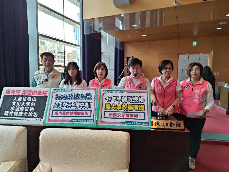 台中市北屯區「新平好室」社宅工地13日發生火警，民進黨台中市議員陳俞融（右3）等人15日聯合質詢時，質疑市府有管轄權就有責任，發生火警不應甩鍋