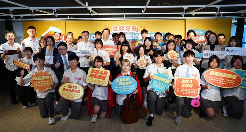 新北副市長朱惕之今（27）日與「畢業歌女神」許維芳共同出席啟動記者會。（圖／新北市政府提供）