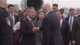 川普結束訪問搭機離京。王毅、馬朝旭送機。（央視新聞）