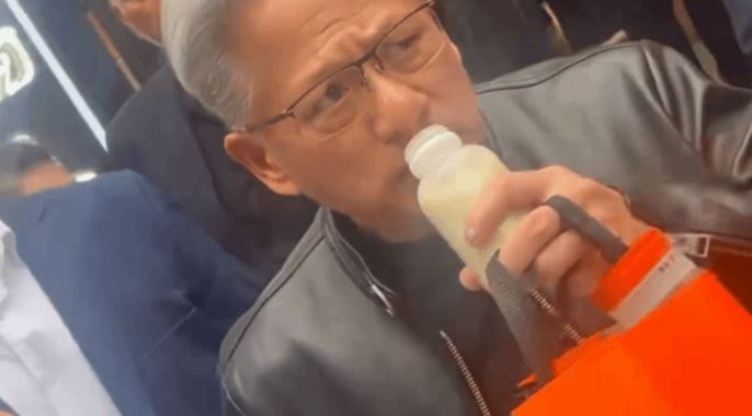 黃仁勳挑戰北京「豆汁兒」,喝一口後面露驚恐地說:「這什麼東西啊!」(圖/翻攝自微博)