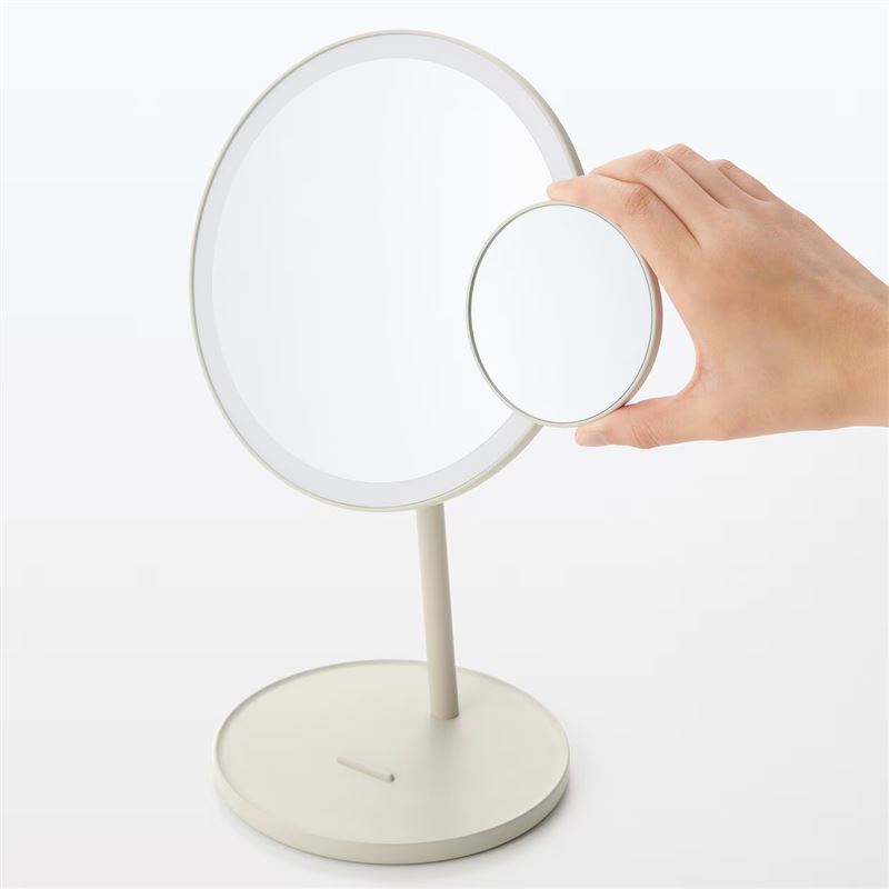 LED化妝鏡桌上型,1,190元:採用接近自然光的LED燈,具備三段式亮度調整,並附有可拆卸的放大鏡。(圖/品牌業者提供)