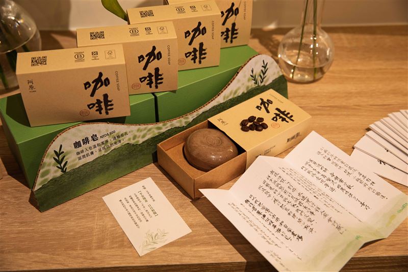 購買阿原21周年限定【咖啡皂】,即贈限量創辦人祝福書籤,將美好心意一起帶回家。(圖/品牌業者提供)