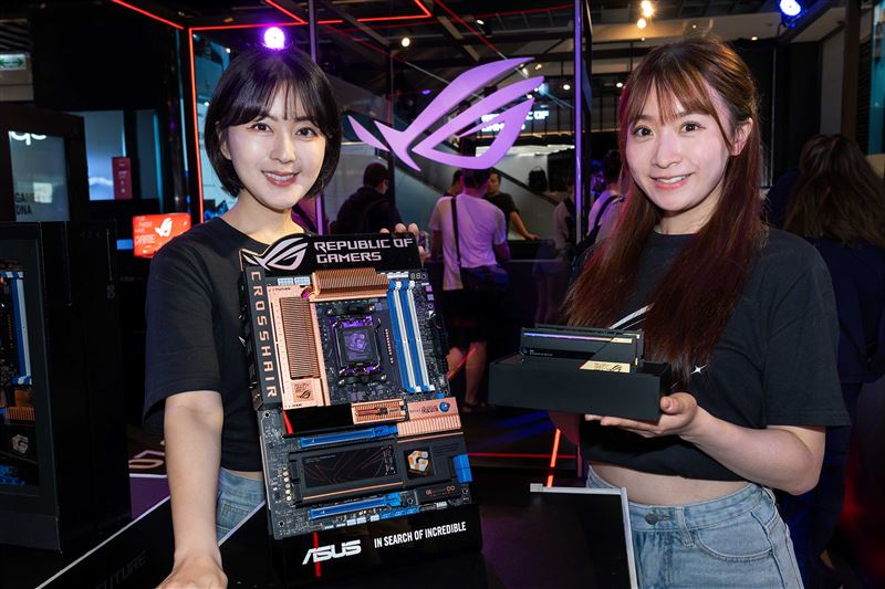ROG CROSSHAIR 2006主機板(圖左)、ROG ARCANA DDR5 20週年限量紀念款記憶體(圖右)
