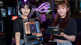 ROG CROSSHAIR 2006主機板(圖左)、ROG ARCANA DDR5 20週年限量紀念款記憶體(圖右)。