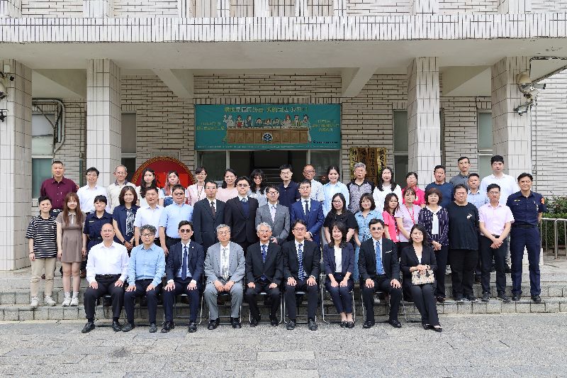 謝銘洋赴金門訪視法院設施司法院代理院長謝銘洋（前中）15日訪視福建高等法院金門分院及金門地方法院，除參觀國民法官法庭等設施，並於座談中針對與會者提出擴大遠距視訊適用範圍等議題進行討論。（金門地院提供）中央社記者吳玟嶸傳真　115年5月15日
