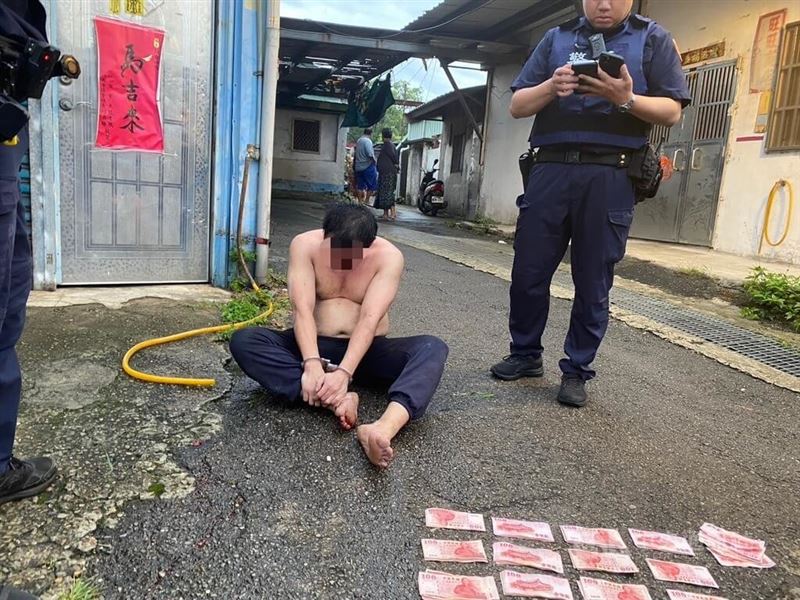 桃園市57歲林姓男子（中）連偷2家楊梅區的蝦皮智取店零錢箱，還在警方追捕時襲警，被開槍擊中腳掌。林男送醫治療無生命危險，警方並查扣贓款新台幣2萬4400元。（翻攝照片）