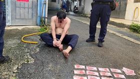 桃園市57歲林姓男子（中）連偷2家楊梅區的蝦皮智取店零錢箱，還在警方追捕時襲警，被開槍擊中腳掌。林男送醫治療無生命危險，警方並查扣贓款新台幣2萬4400元。（翻攝照片）