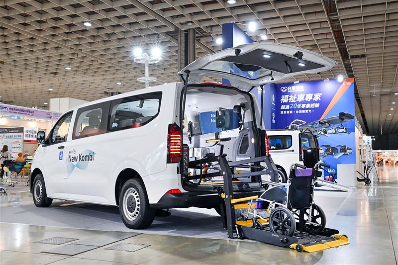 方正車艙設計可容納多組輪椅,同時保留照護者操作空間。(圖/福斯商旅提供)