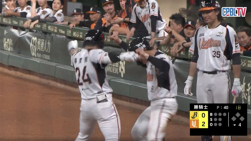 陳傑憲致敬李政厚慶祝動作。(圖/翻攝自CPBLTV)