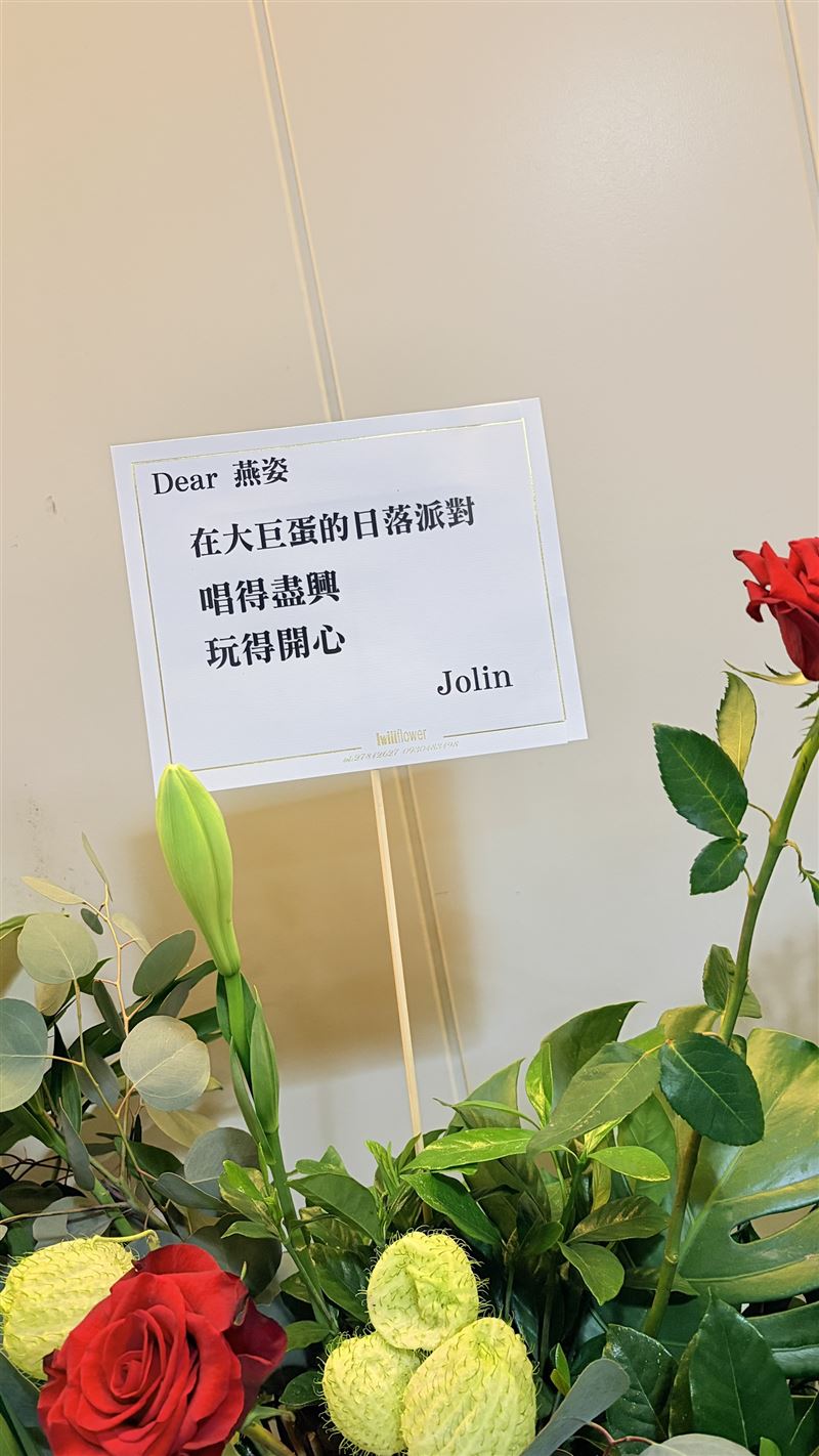 孫燕姿在台北大巨蛋開唱,許多天王天后的藝人好友送上花籃祝賀。(圖/Make Music 提供)
