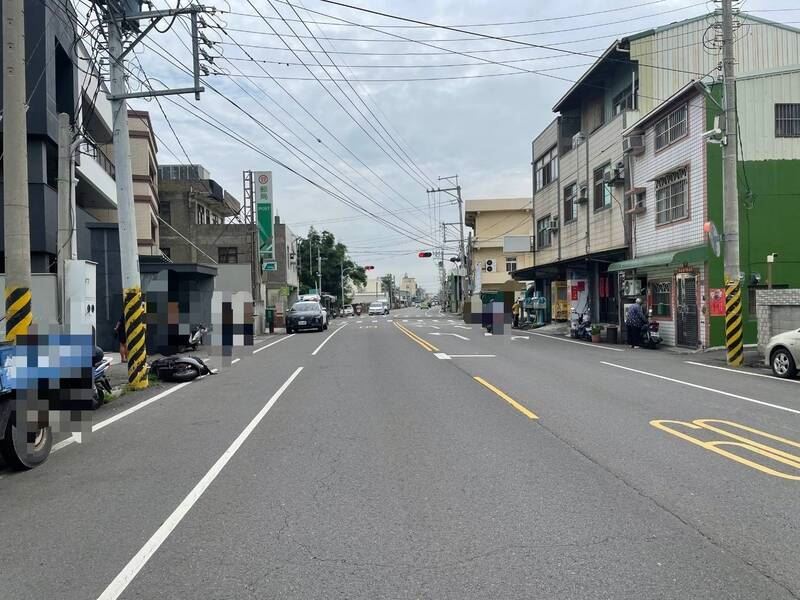 「彰化許光漢」騎乘微型電動二輪車上學,疑因閃避一名在斑馬線處迴轉的機車騎士,導致車輛失控猛力撞擊路邊電線桿。(圖/翻攝畫面)