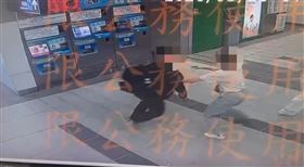 范女不滿遭張男偷拍，2人發生拉扯衝突，最終范女提出性騷擾申訴。（圖／翻攝畫面）
