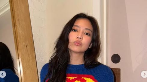 Jennie罕素顏露臉　網狠酸：忘修鏡子倒影