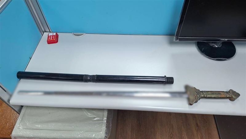 新莊驚傳有男子持刀揮舞,遭警方壓制逮捕。(圖/翻攝畫面)