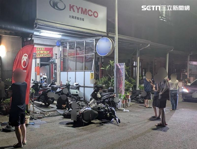 另一件酒駕，則發生在凌晨2時許、小港松華路上，一名23歲林姓男子聚餐後，騎機車逆向撞倒三部機車及一台腳踏車。（圖／翻攝畫面）