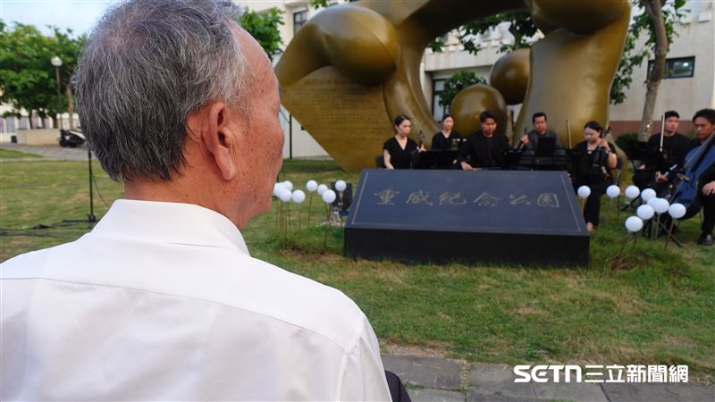 在音樂會開始前，主持人的一段介紹讓人相當鼻酸和不捨。她提到，「菊之音管絃樂團」是由馬公國小音樂班教師和畢業校友等所組成的，個個都是澎湖在地優秀的音樂學子與菁英，23年前，當林重威醫師在台北不幸殉職時，這群此時此刻站在台上、正準備用樂音撫平傷痛的年輕團員們，有的現在可能和祂差不多歲數，目前正在回饋、教育下一代，有的當年還沒出生，目前還只是名大學生，但林重威醫師，祂為了救人犧牲了自己，生命永遠停留在28歲...讓人光想就覺得好痛、好不捨。一個28歲、原本人生正要大放異彩的年輕醫師，只因為心中的善良與對醫者的使命感，生命就在那個充滿未知的混亂前線，永遠地定格了。（圖／記者張雅筑攝）