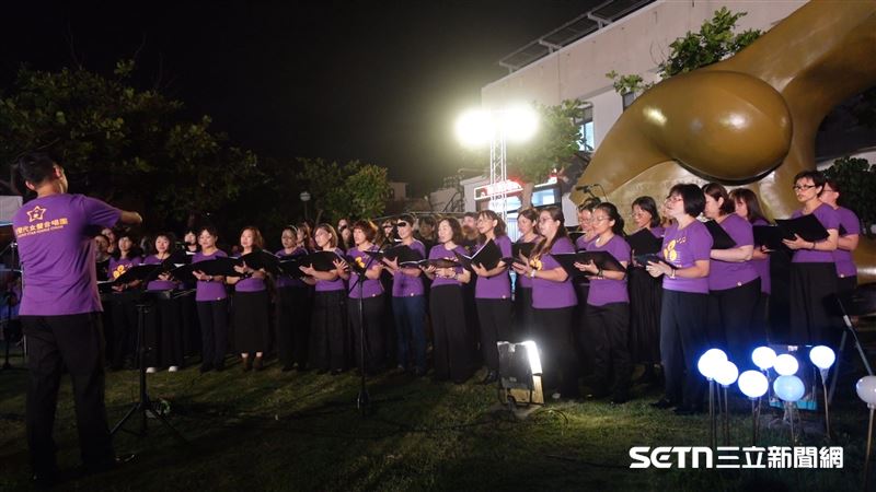 「星聲代女聲合唱團」雖然剛成立不久，但她們的歌聲卻極具感染力與渲染力。在昨晚的舞台上，她們細膩演繹了〈走向比西里岸〉、〈茶生〉以及電影《陽光女子合唱團》主題曲〈再見的時候〉等作品。團員們將女性溫柔、堅韌的特質融入和聲中，層層堆疊的情感，深刻展現了人與人之間最真摯的情感連結。（圖／記者張雅筑攝）