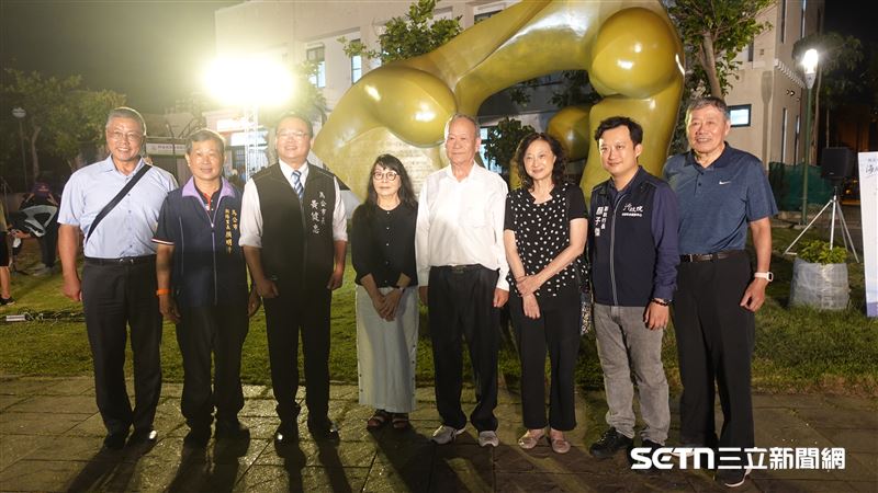 不只地方鄉親的支持，許多首長、地方官其實也是在地澎湖人，他們對於林重威醫師的不捨、對於林亨華校長的疼惜，更有著一份身為「澎湖子弟」同生共死的深刻共鳴。圖左四為林重威基金會執行長季國瑞女士，她是澎湖媳婦，昨晚她得知在台北讀書的大學生為了音樂會特地飛回來演出，非常感動，當場二話不說要贊助機票。這份毫無遲疑的慷慨，不僅僅是體恤學生，更是用行動默默支持著老校長。（圖／記者張雅筑攝）