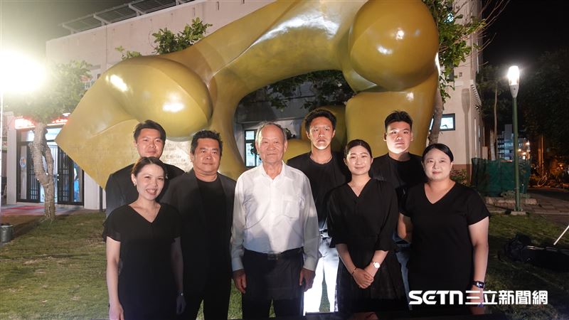 林亨華校長與「菊之音管絃樂團」的7名演奏老師合影，同時再三邀請他們要全員到齊一起聚聚。在閃光燈亮起的那一刻，林亨華校長站在這群年輕的演奏老師中間，臉上重新掛上了平日那爽朗、紳士的溫暖笑容。這7位在地青年，用他們的音樂陪伴了一位心碎的父親，而老校長則用最傳統、最真摯的「請吃飯」方式，傳遞著長輩對下一代的疼惜與謝意。（圖／記者張雅筑攝）