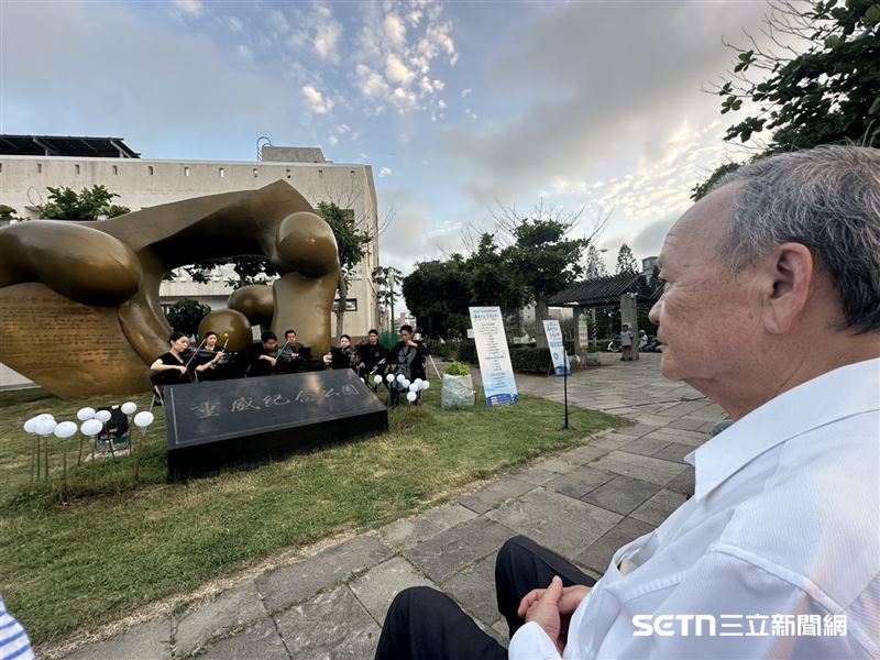 前幾次和林亨華校長的相處，都覺得他為人爽朗、幽默但不失紳士，但在昨天，明顯感受到他的「不同」，甚至在音樂會結束後，記者非常深刻他突然冒出的一句話，「輕輕地、淡淡地吐出這句話...」看似輕輕地、淡淡地吐出這句話，但可想而知，語氣越是平靜，背後藏了23年的父愛與錐心之痛，就越是重得讓人喘不過氣。（圖／記者張雅筑攝）