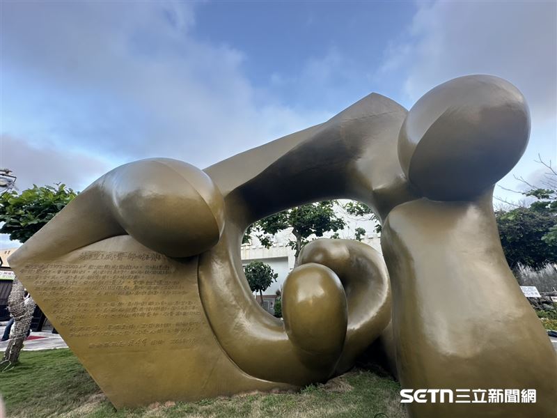 這是位於澎湖三多路馬公高中北側的「重威紀念公園」，設計的圖象為湧起的海浪，就像展開雙手懷抱慈悲心，象徵用心灌溉關懷生命，而大小心形的圖案表現生命的律動，如同播撒愛心的種子，由小愛到大愛相續永存。 （圖／記者張雅筑攝）