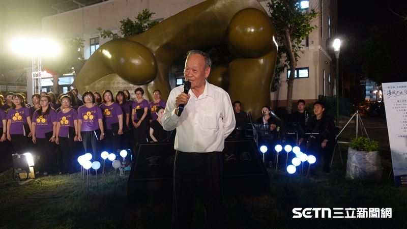 即便是兒子的忌日，林亨華校長在致詞時仍沒有任何的情緒字眼，反而不斷地感謝到場的鄉親和協助舉辦音樂會的各單位。他沒有訴說私人的悲情或怨恨，而是把個人的至痛，揉成了對全體澎湖人最溫柔的叮嚀，他站在台上，用平實且充滿智慧的口吻強調，昨晚活動真正的意義不是要特別去紀念哪一個人，而是要「記住一個故事、記住一段歷史教訓」。（圖／記者張雅筑攝）