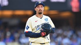 洛杉磯道奇隊兩屆賽揚獎左投史奈爾（Blake Snell）因左手肘出現「游離體」（骨刺與碎骨）緊急遭到撤換，隨即被列入無限期缺陣名單。（圖／美聯社／達志影像）