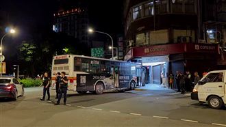 公車「撞進騎樓」3人受傷　驚悚畫面曝光