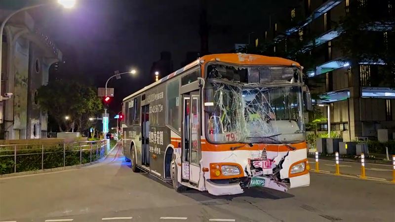 這起車禍造成司機及2名乘客輕傷送醫。（圖／翻攝畫面）