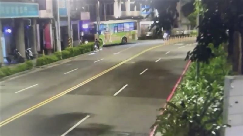 台北客運一輛公車衝上人行道撞進一棟騎樓，肇事過程被監視器拍下。（圖／翻攝畫面）