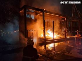 彰化兒童公園深夜火警！涼亭燒毀疑遭縱火（圖／翻攝畫面）