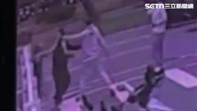 北市7名惡煞圍毆王姓臨時工，警方發動攔截圍捕逮人。（圖／翻攝畫面）