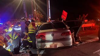 詐團遭警圍捕飛車撞燈桿　1命危4傷搶救中