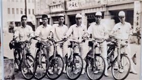 ▲70多年前的鐵馬進香裝扮。（圖／翻攝自苗栗縣政府官網）