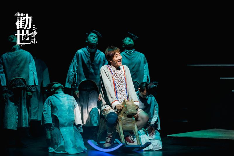 王為飾演神秘瘋癲的大伯公。（圖／大慕可可、躍演提供）