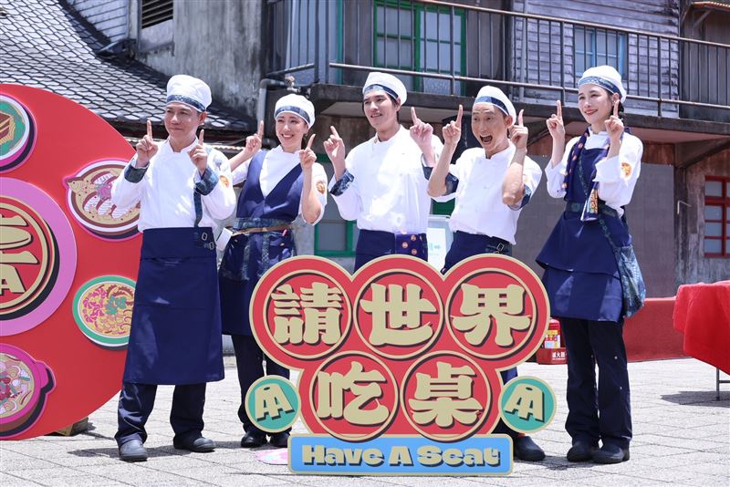 千千（右起）、浩子、藍正龍、隋棠跟陳隨意今錄外景。（圖／記者鄭孟晃攝影）