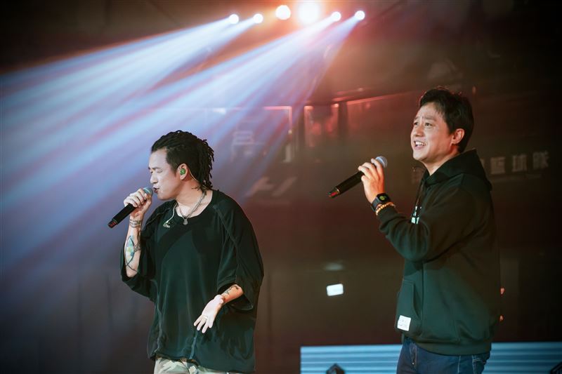 Ben白吉勝（左）與Danny(黃柏文）睽違已久地合唱。（圖／洋基工程籃球隊與運動攝影師 7orkk.pov提供）