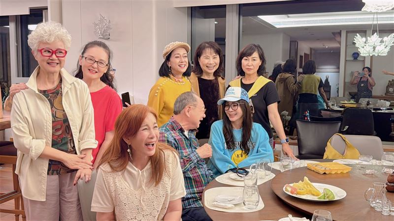 湯蘭花（後排右三）罕見現身。（圖／翻攝自陳美鳳MeiFen臉書）
