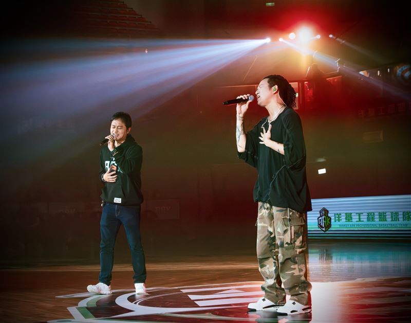B.A.D三缺一 。Danny黃柏文（左）與Ben白吉勝（右）合唱《我的錯》。（圖／洋基工程籃球隊與運動攝影師 7orkk.pov提供）