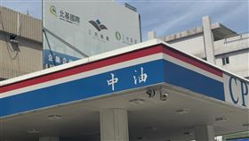 中東衝突似乎有望傳出停火訊號，國際油價從百元高點回落，但北基國際總經理廖順慶警告，荷姆茲海峽的結構性風險未解，油價不確定性仍高。他指出政府已啟動史上最厚三層緩漲防火牆，中油單月吸收逾34億元護住民生，但若局勢再翻、原油衝上150美元，台灣恐將正式進入每公升40元的4字頭時代。（圖／記者師瑞德攝影）
