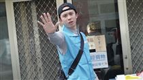 孫安佐遭警上銬拘提　短髮女友急到場關心