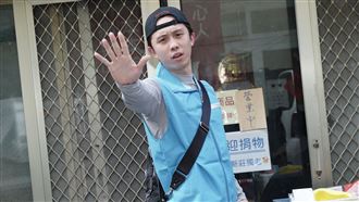孫安佐遭警上銬拘提　短髮女友急到場關心