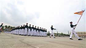 中正預校50週年校慶，學生以整齊的步伐通過閱兵台（圖／國防部提供） 