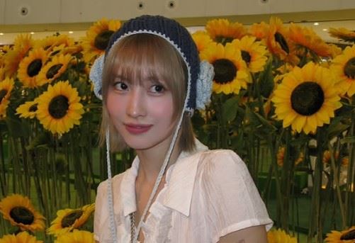 MOMO看了寫著「18+56＝？」的牌子之後聳肩表示自己不知道。（圖／翻攝自IG @momo）